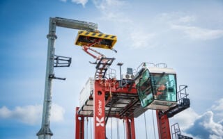 When and how to charge? Charging options for electric straddle carriers