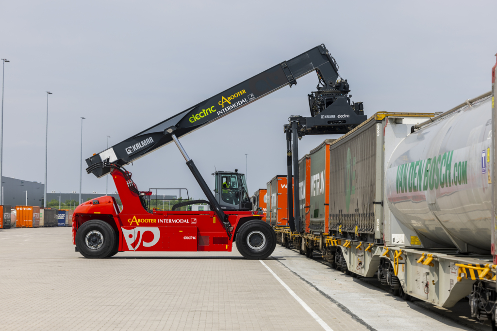 Electric Reachstacker - 1st delivery to Cabooter Group 2023 (18)