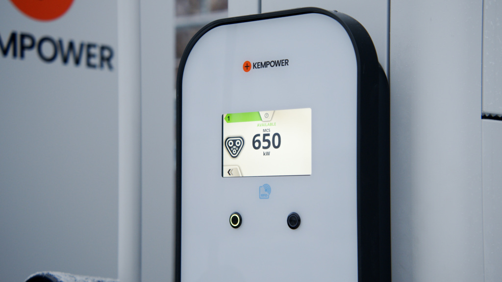 Megawatt Charging System - Charging panel 6144x3456_2025-12-05.jpg